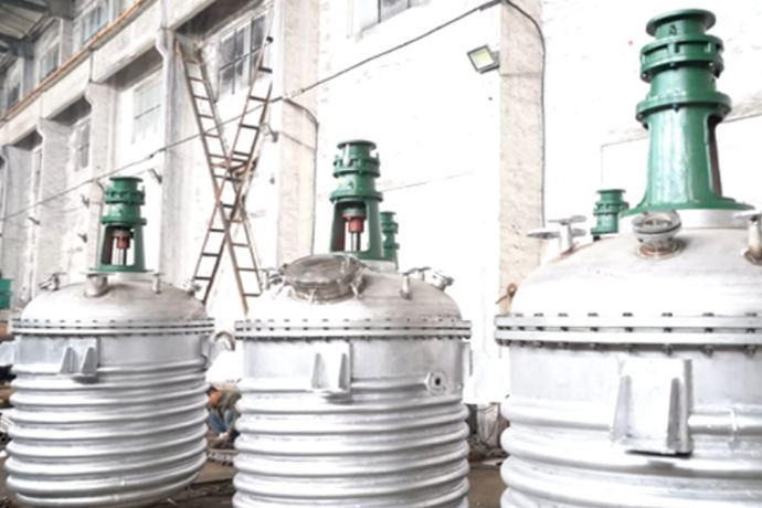 Máquina reactora para la producción de aminoplásticos